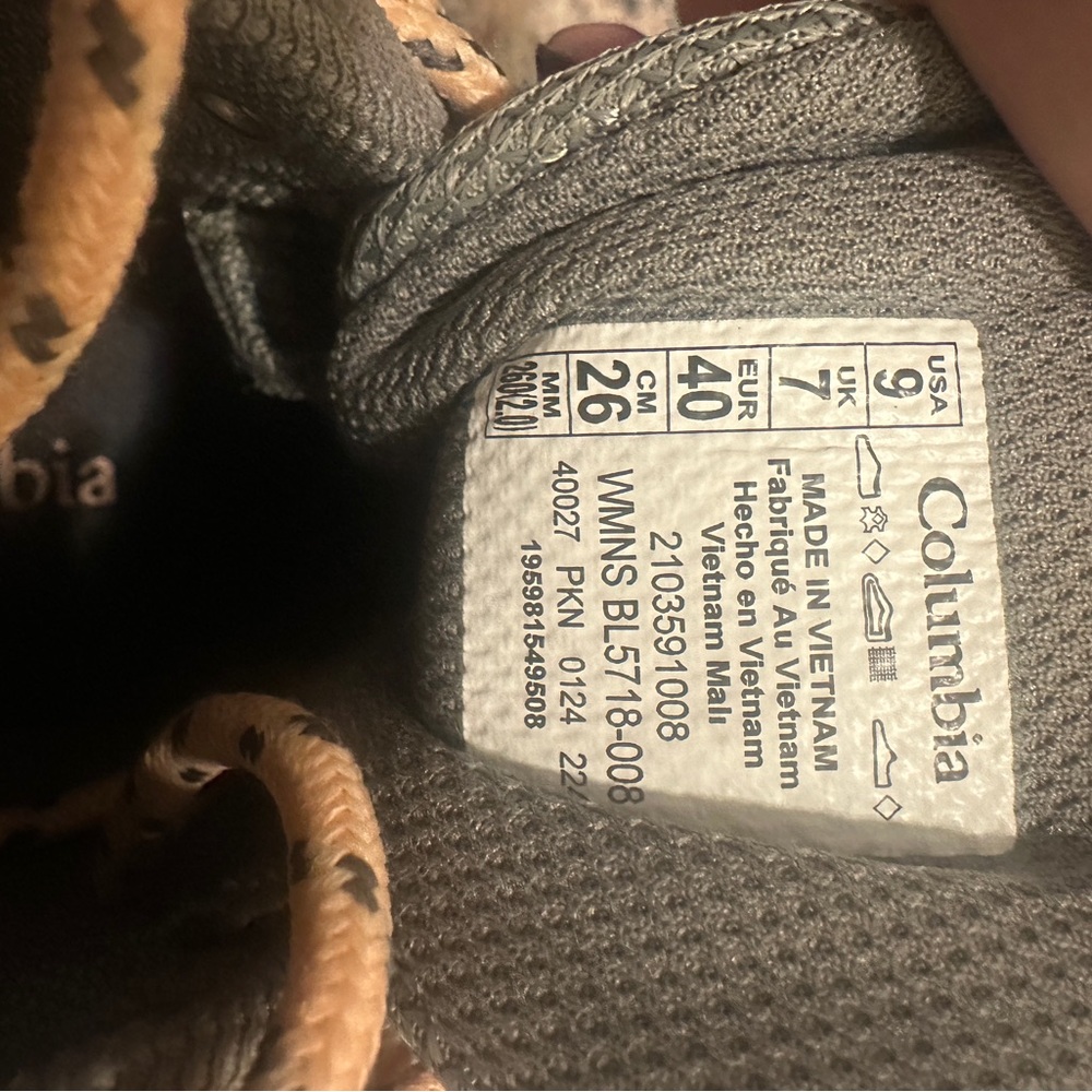 Columbia Women’s Hiking Shoes/Boots - Picture 3 of 4